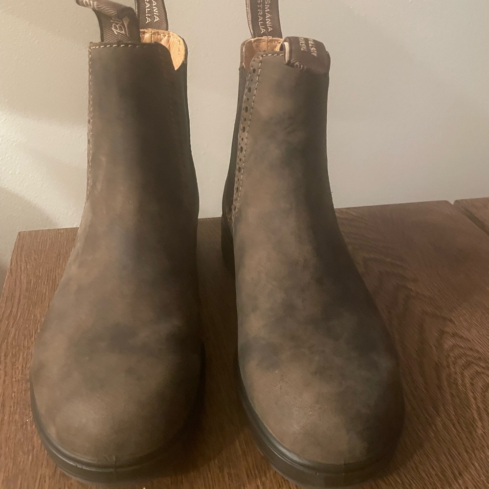 1351 rustic brown Blundstones BARELY worn!